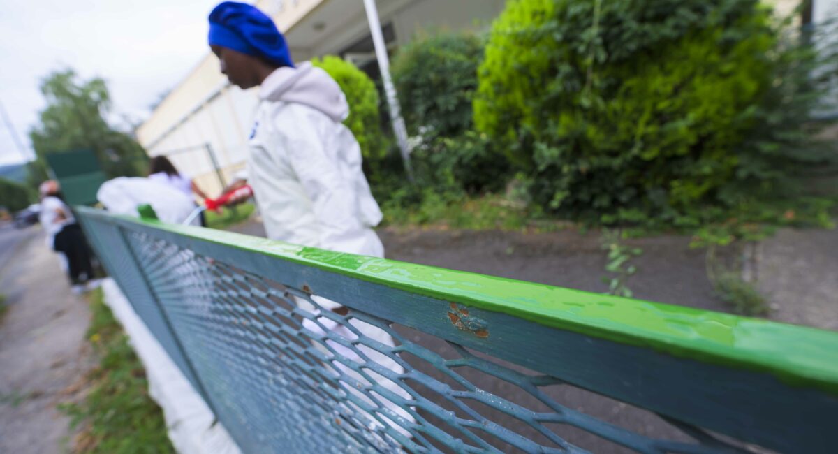 Un jeune repeignant une barrière